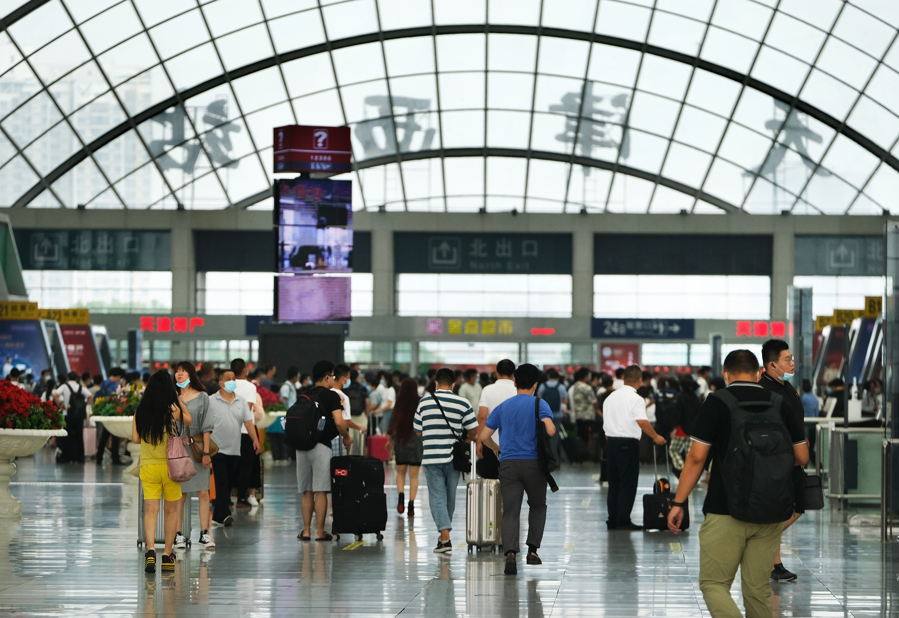8月31日,铁路天津西站候车大厅旅客正在等候乘车.摄影:杨宝森