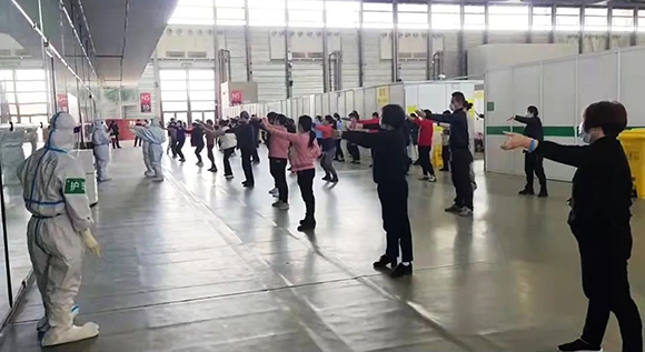 解鎖“康復”新姿勢——九江市中醫醫院援護醫療隊帶領方艙醫院患者練習八段錦