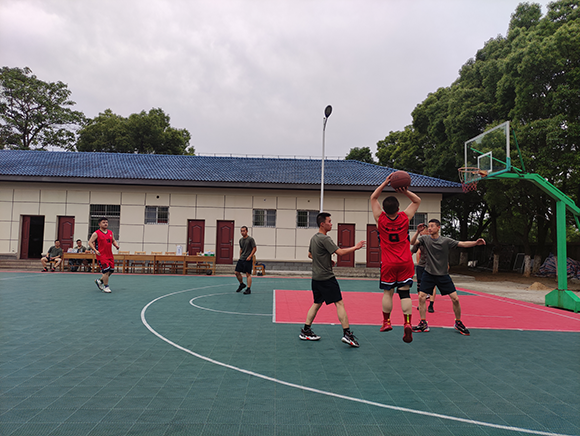 馬回嶺鎮攜手駐地部隊聯合舉行“軍民團結、共築和諧”籃球友誼賽