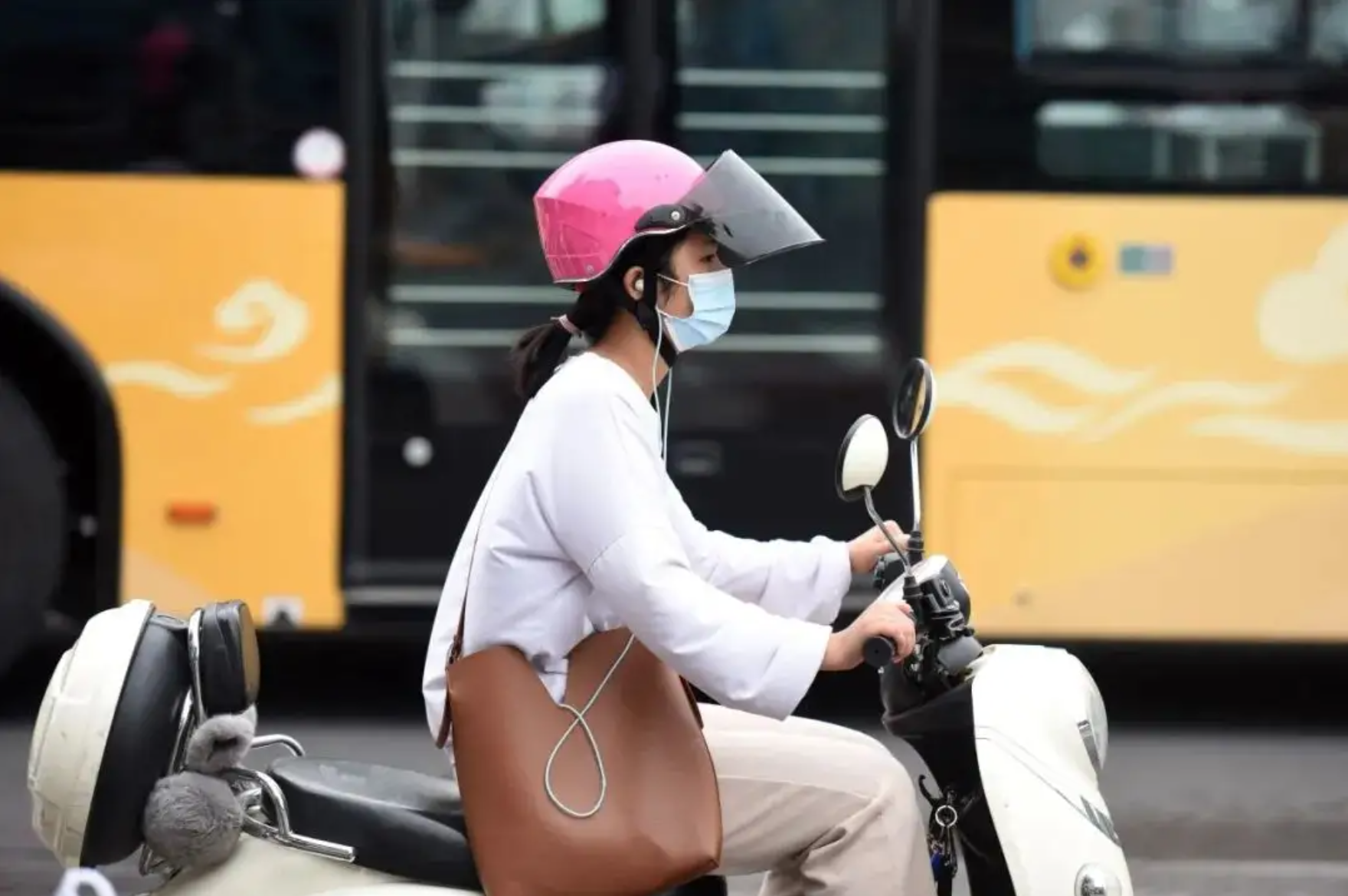 多地明确骑电动自行车须戴头盔 有城市免费赠送