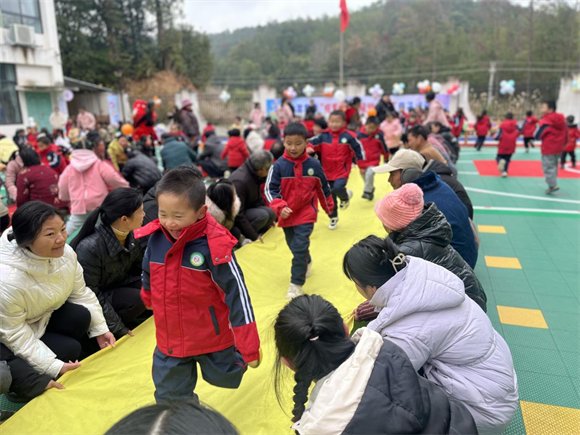 兴国县鼎龙乡公办中心幼儿园举行冬季亲子运动会
